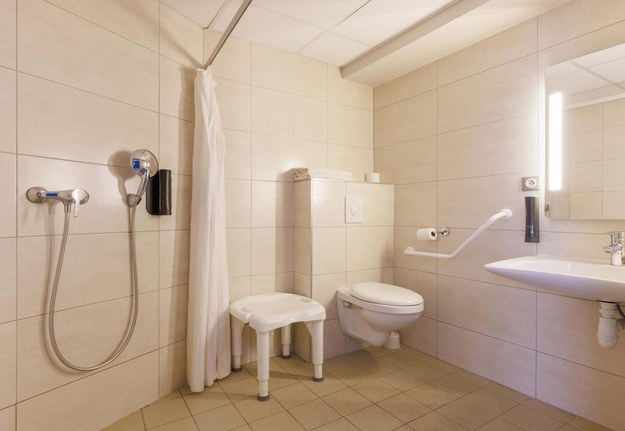 B&B Hotel Clermont-Ferrand Nord Riom Exterior photo